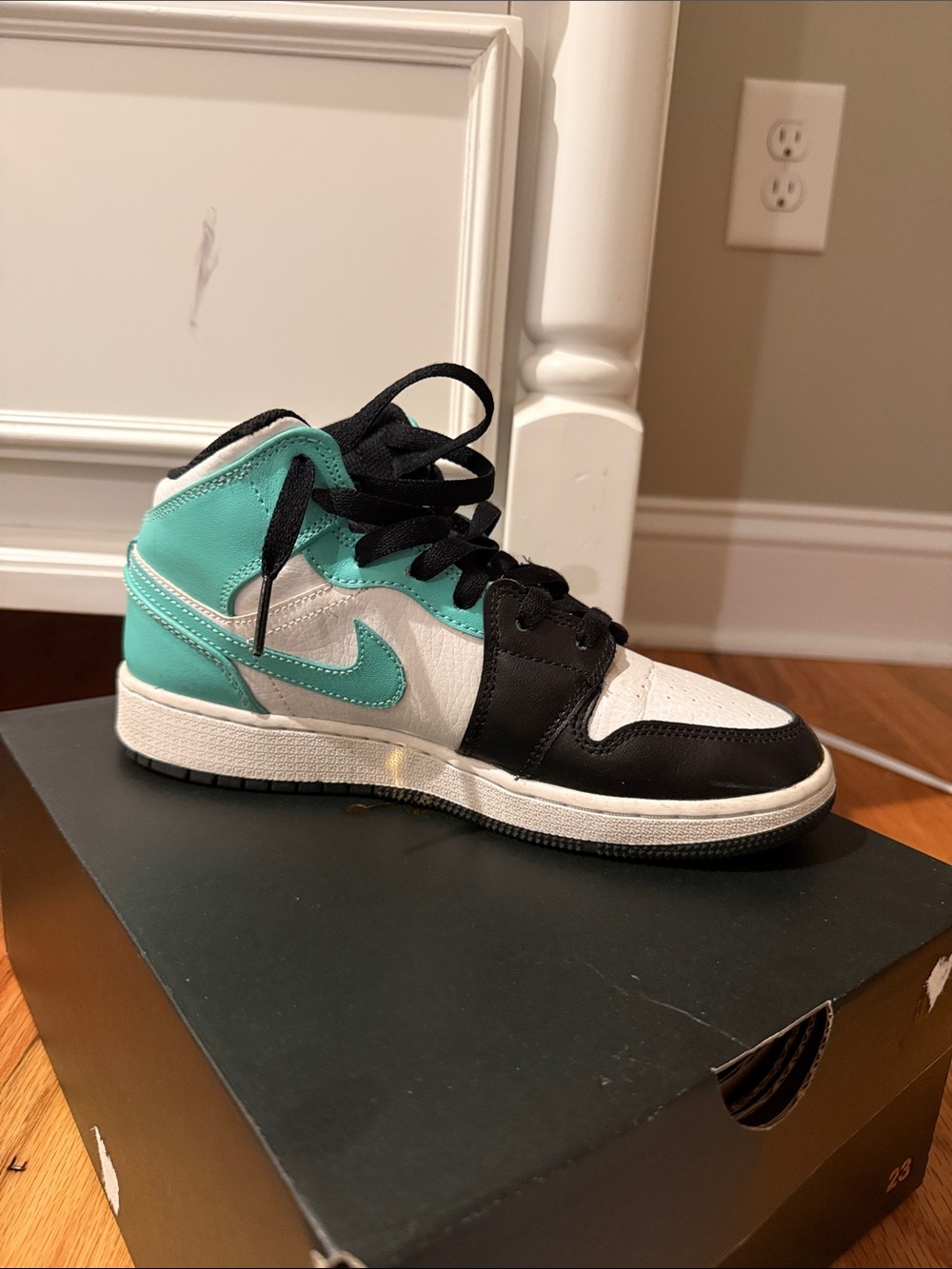 Air Jordan 1 MID (GS) Kids High-Top Sneakers in Turquoise, Black & White